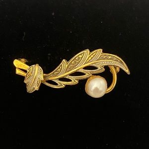 Vintage damascene gold tone leaf brooch with pearl